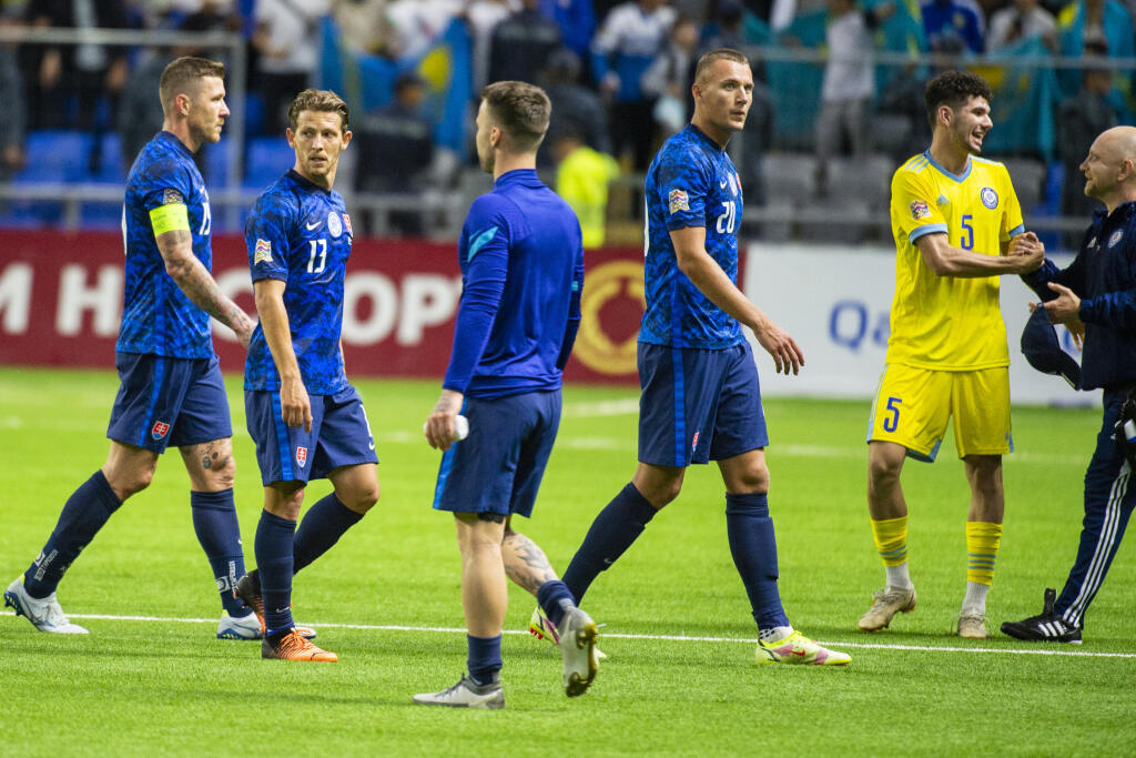 Na snímke zľava Juraj Kucka, Patrik Hrošovský, Albert Rusnák, Ladislav Almási (všetci Slovensko) a Eľchan Astanov (Kazachstan) vo štvrtom zápase v 3. skupine C-divízie Ligy národov vo futbale Kazachstan – Slovensko (2:1) v meste Nur-Sultan v pondelok 13. júna 2022.