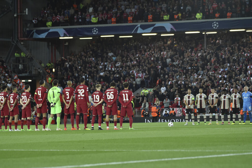 JB 46 Liverpool - Hráči Liverpoolu (vľavo) a Ajaxu počas minúty ticha na pamiatku zosnulej britskej kráľovnej Alžbety II. vo futbalovom zápase 2. kola skupinovej fázy Ligy majstrov A-skupiny FC Liverpool - Ajax Amsterdam v Liverpoole 13. septembra 2022. FOTO TASR/AP
Ajax's and Liverpool's players stand for a minute of silence for the death of Britain's Queen Elizabeth II prior to the start of the Champions League group A soccer match between Liverpool and Ajax at Anfield stadium in Liverpool, E