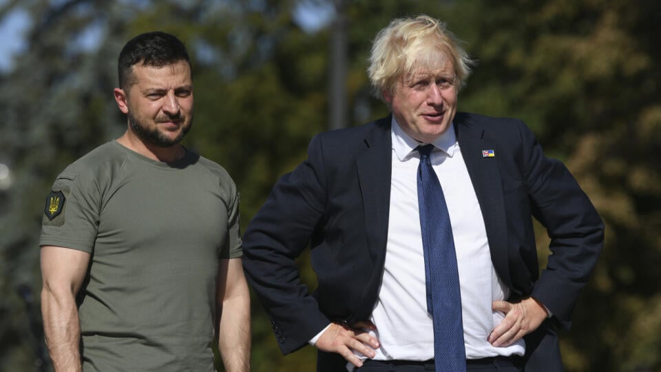 KK13 Kyjev - Ukrajinský prezident Volodymyr Zelenskyj (vľavo) a britský premiér Boris Johnson počas stretnutia 24. augusta 2022 v Kyjeve. Britský premiér Boris Johnson pricestoval v stredu neohlásene na Ukrajinu, ktorá si pripomína Deň nezávislosti a šesť mesiacov od začiatku ruskej vojenskej agresie. FOTO TASR/AP
Ukrainian President Volodymyr Zelenskyy, left, and Britain's Prime Minister Boris Johnson during their meeting in Kyiv, Ukraine, Wednesday, Aug. 24, 2022. British prime minister Boris 