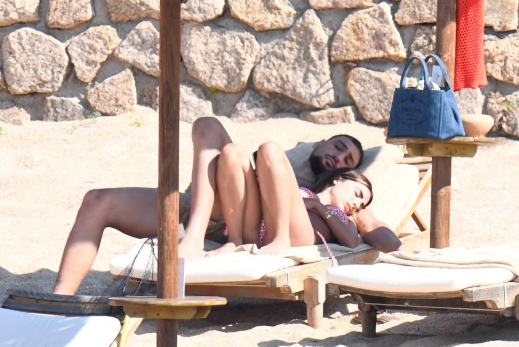 Donnarumma si užíva na dovolenke na Sardínii, spoločnosť mu robí sexi priateľka Alessia.