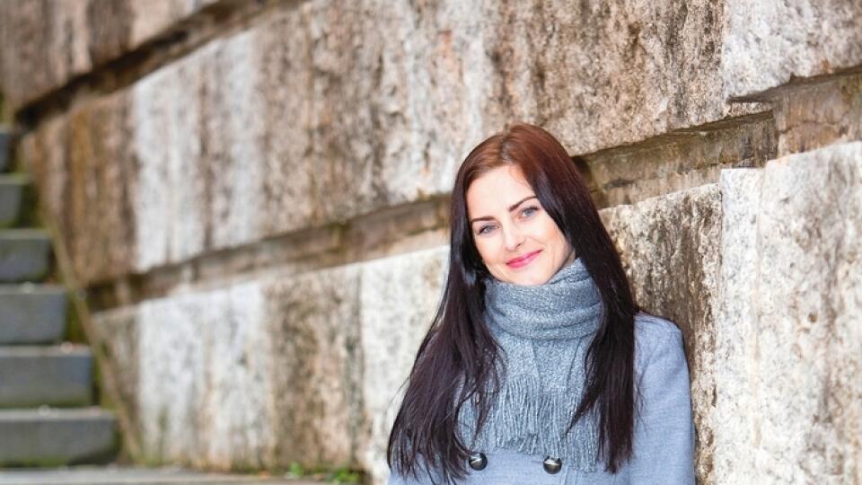 Pomáha mi aj masáž chodidiel. Robí mi
ju mamina, inštinktívne ju navigujem.
Našla som si tiež bod na chrbtici – keď
ho zatlačím, postupne sa mi uľaví.