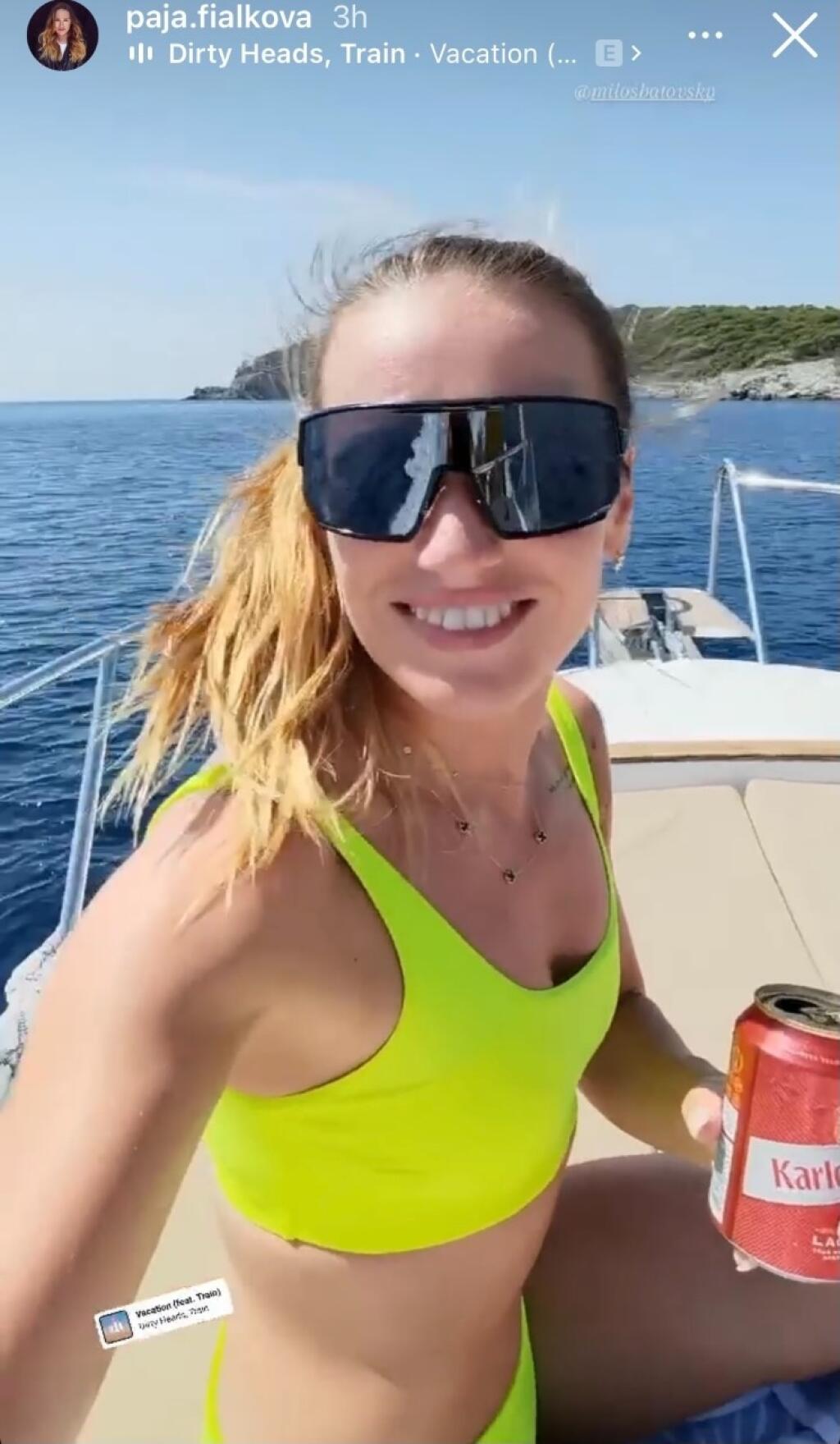 Paulína sa s priateľom plavila po Jadranskom mori. S nápojom v ruke si užívala dovolenku.