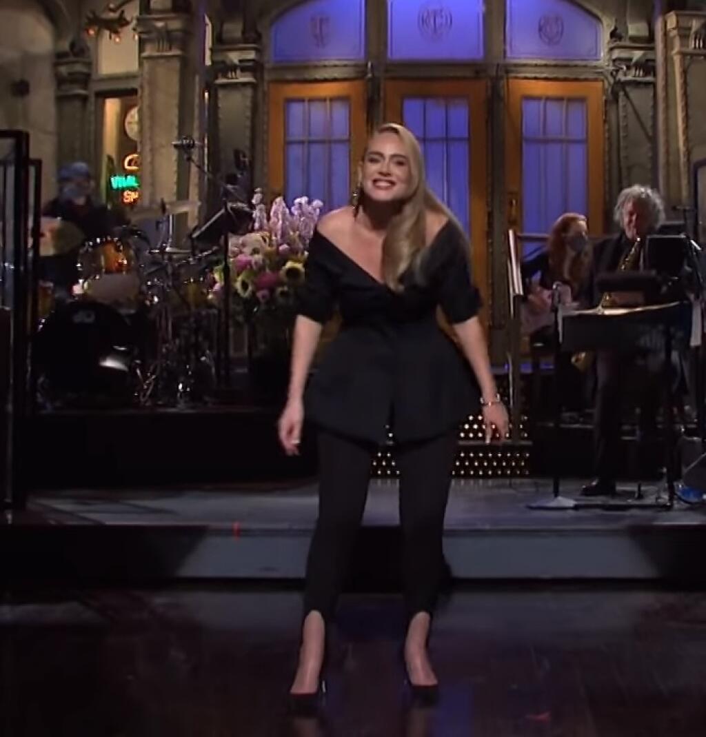 Extrémna premena speváčky Adele (32) v priamom prenose pri moderovaní Saturday Night Live.