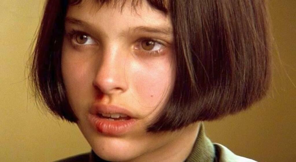 Natalie Portman (40): Leon (1994): Kultový Leon jej otvoril dvere do prvotriednej hereckej spoločnosti - 11-ročnú Portman doň napokon vybral samotný režisér Luc Besson z asi 2-tisíc kástovaných dievčat. Vo francúzskom krimitrileri si herecky sekundujúc Jeanovi Renovi maľovala oči, fajčila cigaretu, zaľúbila sa do staršieho muža a učila sa zabíjať, čo sa mimoriadne nepáčilo jej konzervatívnym rodičom.