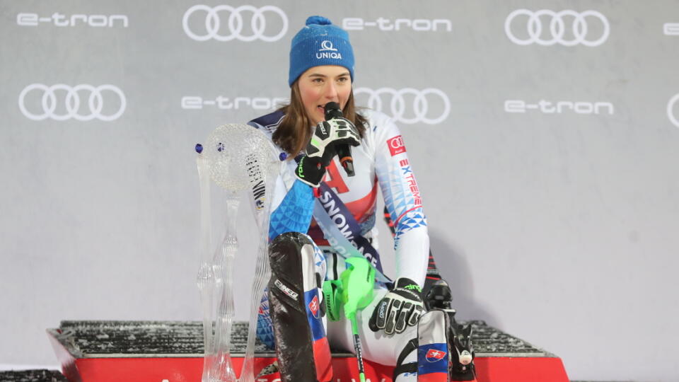 Najskôr vojna s Vlhovou, potom ďalšia zdrvujúca prehra so Slovenkou. Americká lyžiarka Mikaela Shiffrinová po slalome vo Flachau poriadne šokovala svoju rivalku rovno na pódiu.