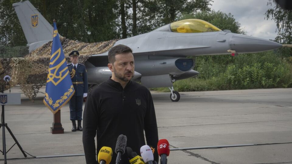 Zelenskyj ukázal novinárom dve nové stíhačky F-16, ktoré Ukrajina dostala. Okamžite šli do prevádzky.