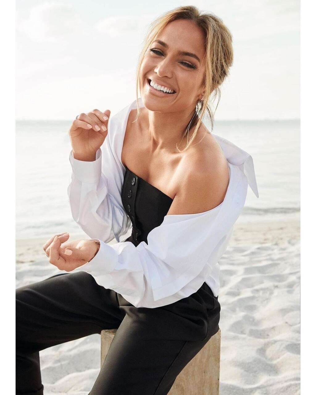 Jenn počas najnovšieho fotografovania pre májové vydanie magazínu InStyle The Beauty Issue, v ktorom speváčka, tanečnica, herečka, podnikateľka a matka prezradila niekoľko svojich trikov na krásu a zdravé telo od stravovania až po samotné cvičenie.