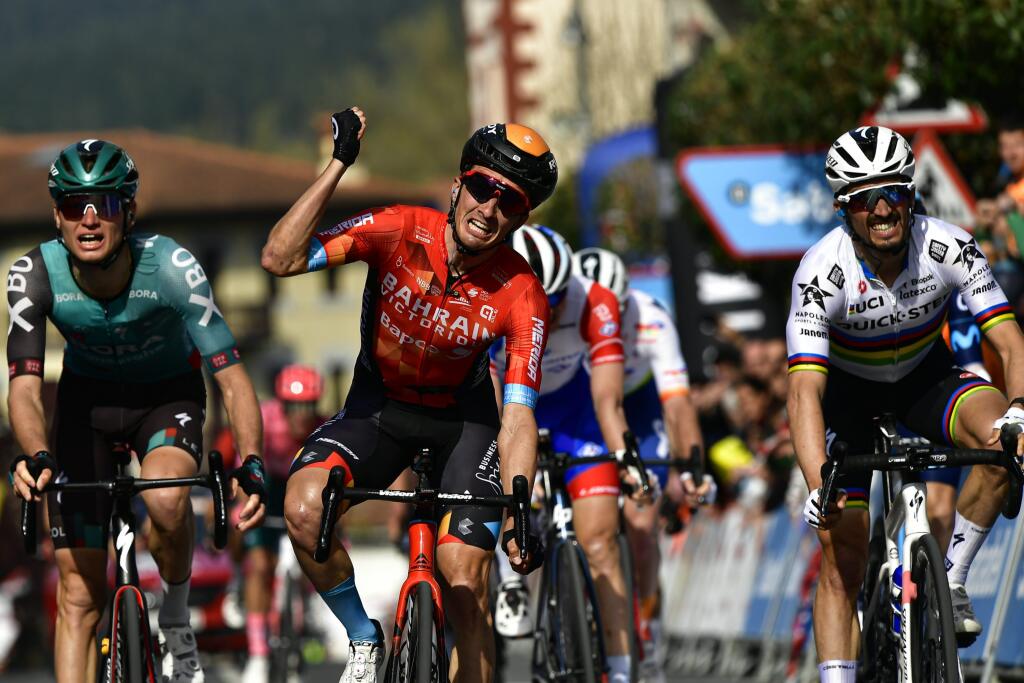 EBE 26 Amurria - Na snímke uprostred belgický cyklista Pello Bilbao z tímu Bahrajn-Victorious víťazí v 3. etape 61. ročníka pretekov Okolo Baskicka z Llodia do Amurria (181,7 km) v stredu 6. apríla 2022. Vpravo druhý v cieli Francúz Julian Alaphilippe (Quick-Step Alpha Vinyl), vľavo tretí Rus Aleksandr Vlasov (Bora-Hansgrohe). FOTO TASR/AP
Spain's Peio Bilbao celebrates after winning the third stage of the Basque Country La Vuelta cycling race between Llodio and Amurrio, 181,7 km (112,9 miles),