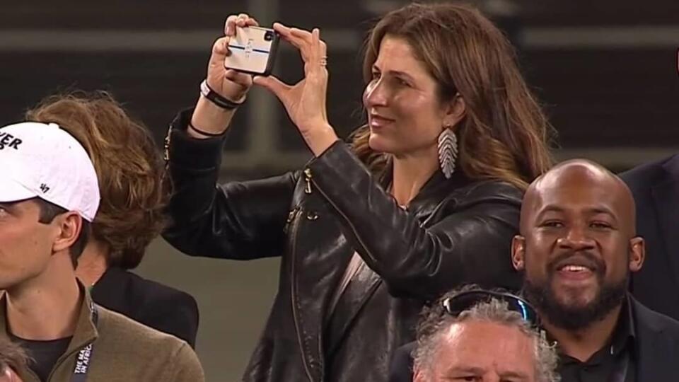 Slovenská manželka švajčiarskeho tenistu Rogera Federera Mirka zažila na ulici v juhoafrickom Kapskom meste hotový šok. Hoci hlavnou postavou bola Rogerova mama Lynette, Mirka zažila niečo, čo nečakala ani vo sne!