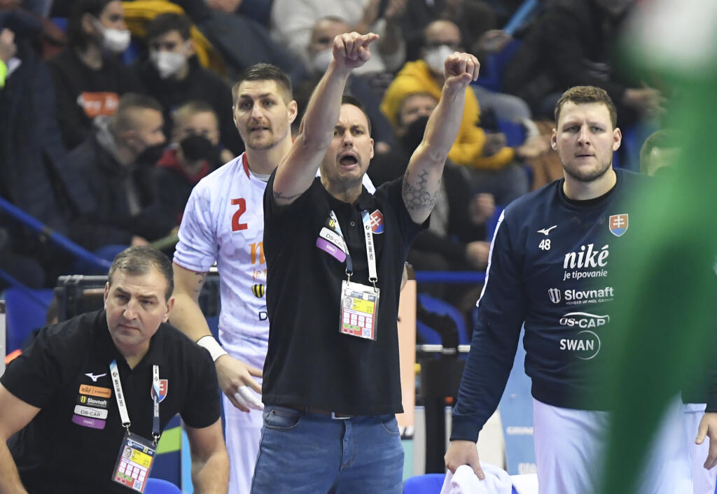 Na snímke uprostred tréner Slovenska Peter Kukučka v zápase základnej F-skupiny majstrovstiev Európy v hádzanej mužov Slovensko - Litva.