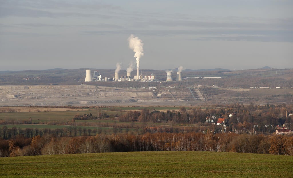 WA 36 archív Bogatynia - Na archívnej snímke z 19. novembra 2019  hnedouhoľná baňa Turów, ktorá sa  nachádza pri česko-poľských hraniciach. Súdny dvor Európskej únie (CJEU) nariadil Poľsku, aby okamžite zastavilo ťažbu v bani Turów. České ministerstvo životného prostredia ešte 26. februára oznámilo, že v súvislosti s plánovaným rozšírením bane Turów podala ČR na Poľsko na pôde CJEU žalobu. Česko žiadalo zastavenie ťažby v bani z dôvodov negatívneho vplyvu na životné prostredie. FOTO TASR/AP 

FI