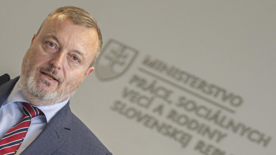 Na snímke minister práce, sociálnych vecí a rodiny SR Milan Krajniak počas tlačovej konferencie na tému spolupráca v súvislosti s utečeneckou krízou 27. apríla 2022 v Bratislave. FOTO TASR - Martin Baumann