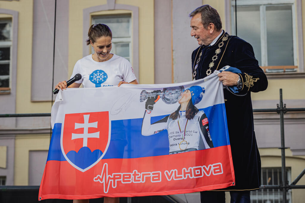 Vlhová mala v lete aj takéto príjemné povinnosti. S primátorom Liptovského Mikuláša Jánom Blcháčom pokrstila liptovské droby počas podujatia Švábkafest.