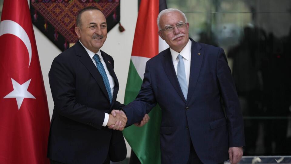 JB 3 Ramalláh - Turecký minister zahraničných vecí Mevlüt Čavušoglu (vľavo) si podáva ruku so svojím palestínskym rezortným partnerom Rijádom Malkím počas ich stretnutia v Ramalláhu na Západnom brehu Jordánu 24. mája 2022. FOTO TASR/AP
Turkish Foreign Minister Mevlut Cavusoglu, left, shakes hands with Palestinian Foreign Minister Riad al-Malki, in the West Bank town of Ramallah, Tuesday, May 24, 2022. (AP Photo/Majdi Mohammed)