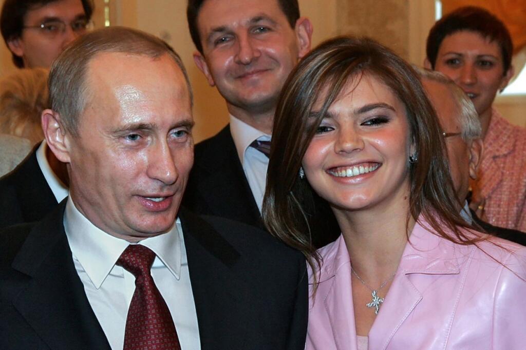 Putin v roku 2013 ohlásil odlúčenie od manželky Ľudmily po 30 rokoch manželstva. Prezident Ruska ju mal vymeniť za bývalú gymnastku Alinu Kabajevovú. Hoci vzťah nikdy nepotvrdil, médiá dokonca informovali, že spolu majú až štyri deti.