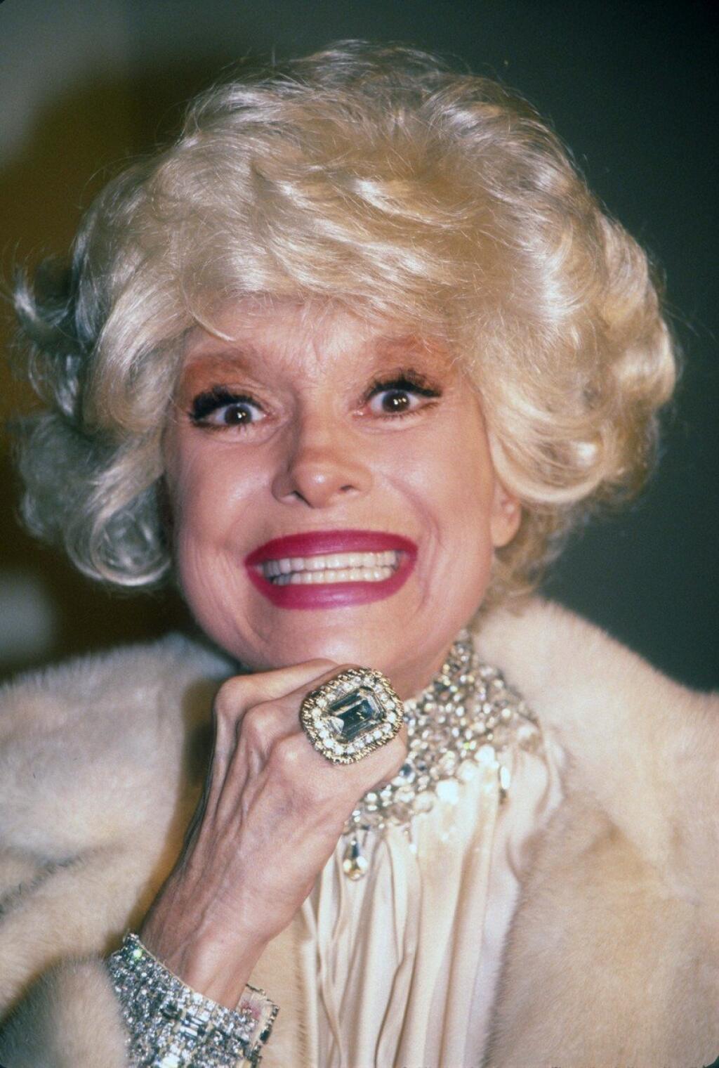 O treťom zo štyroch manželov herečky Carol Channing (1921-2019) Charlesovi Lowovi sa hovorilo, že je homosexuál. Dlho žili odlúčene, ale na papieri ich manželstvo trvalo od roku 1956 až do jeho smrti v roku 1999.