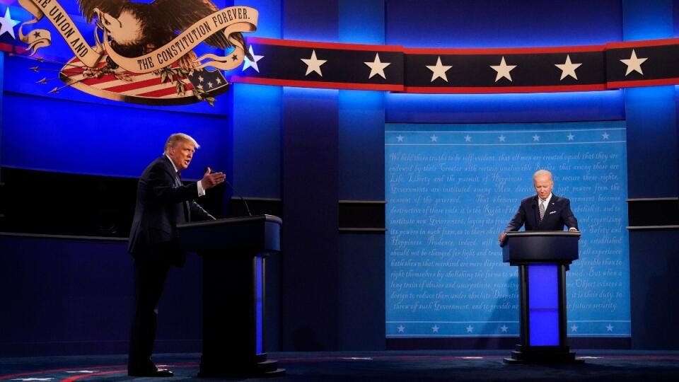 Americký prezident Donald Trump (vľavo) a demokratický prezidentský kandidát, bývalý viceprezident Joe Biden s moderátorom Chrisom Wallaceom (uprostred) zo spravodajskej stanice Fox News počas prvej prezidentskej debaty.