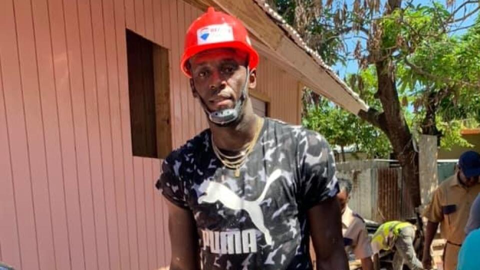 Usain Bolt priložil ruku k dielu a na stavbe domu ochotne pomáhal so všetkým.