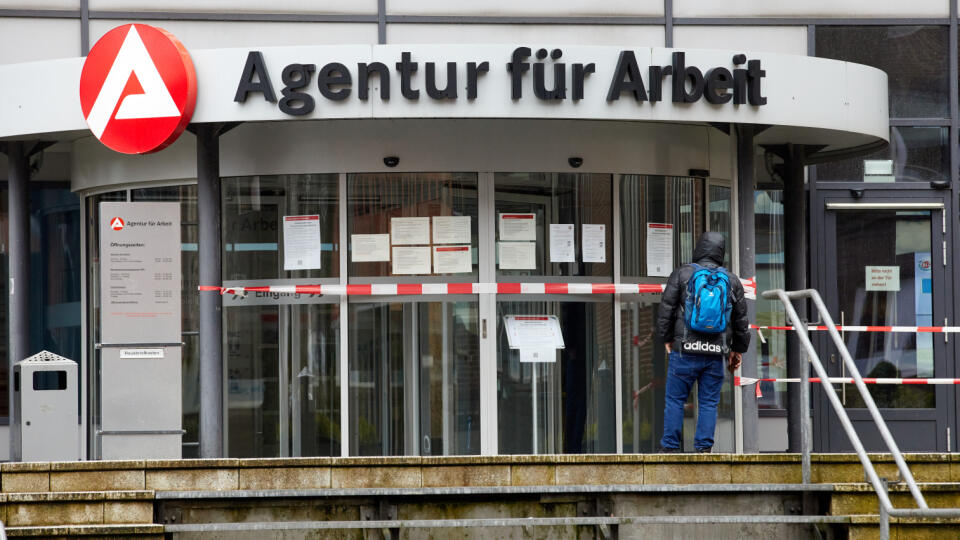 WA 20 archív Hamburg - Na archívnej snímke z 30. marca 2020 budova úradu práce v nemeckom meste Hamburg. Miera nezamestnanosti v Nemecku v máji vzrástla viac, ako ekonómovia očakávali. Dôvodom je pandémia nového koronavírusu a s ňou spojené opatrenia. Miera nezamestnanosti tak vzrástla v máji na 6,3 % z 5,8 % mesiac predtým a tiež prekonala odhady ekonómov, ktorí predpovedali, že dosiahne 6,2 %. FOTO TASR/DPA
ARCHIV - 30.03.2020, Hamburg: Ein Mann liest die Infozettel am wegen der Corona-Kr