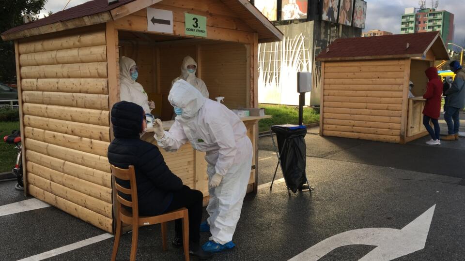 Na východe pripravili pre dnešné testovanie najväčšie drive-in odberné miesto na Slovensku. Na košickom letisku pri Aeroklube cez noc pripravili až 14 odberných stanovíšť.