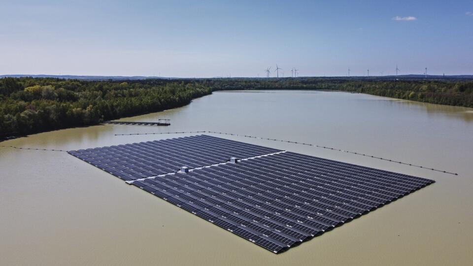 KK24 Heltern - Solárne panely na najväčšej plávajúcej fotovoltaickej elektrárni v Nemecku vyrábajú energiu na jazere v nemeckom Halterne v utorok 3. mája 2022. Približne 5 800 fotovoltaických modulov vyrobí ročne približne 3 milióny kwh elektrickej energie. FOTO TASR/AP
Solar panels on Germany's biggest floating photovoltaic plant produce energy under a blue sky on a lake in Haltern, Germany, Tuesday, May 3, 2022. Around 5,800 photovoltaic modules produce around 3 million kilowatt hours of elect