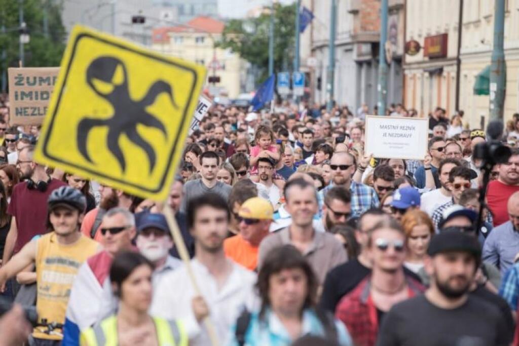 Pochody Za slušné Slovensko pokračovali. „Dosť bolo Smeru!“, kričal dav