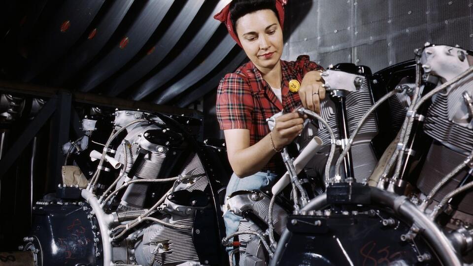 Američanka opravuje letecký motor spoločnosti North American Aviation, Inc.