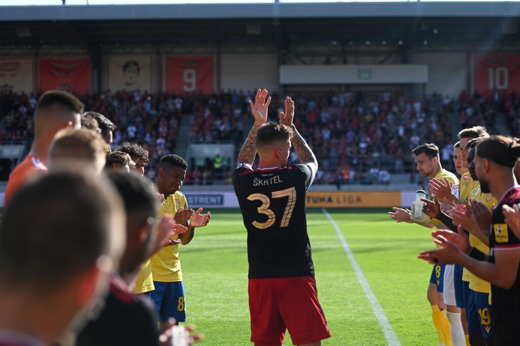 Pri schádzaní z ihriska evidentne lomcovali Martinom Škrtelom obrovské emócie. Potlesk z tribún neustával, futbalista potlesk fanúšikom opätoval a urobil symbolický okruh okolo tribún.