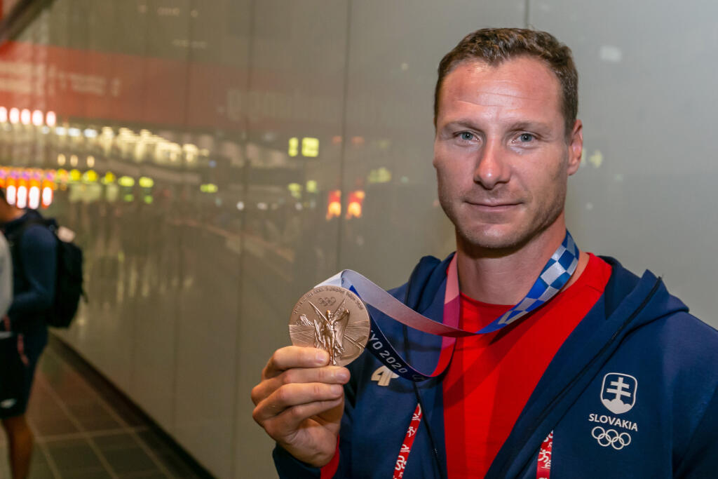 Takto vyzeral príchod bronzového štvorkajaku z olympiády v Tokiu.