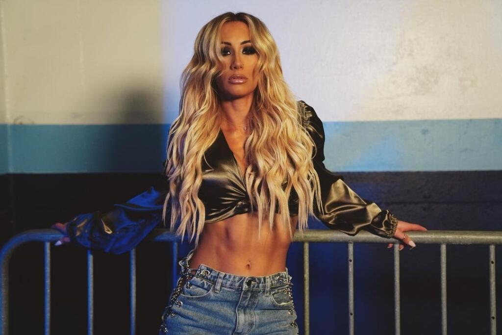 Sexi Carmella sa rada chváli svojimi prsiami, ktoré teraz ukázala celému svetu.