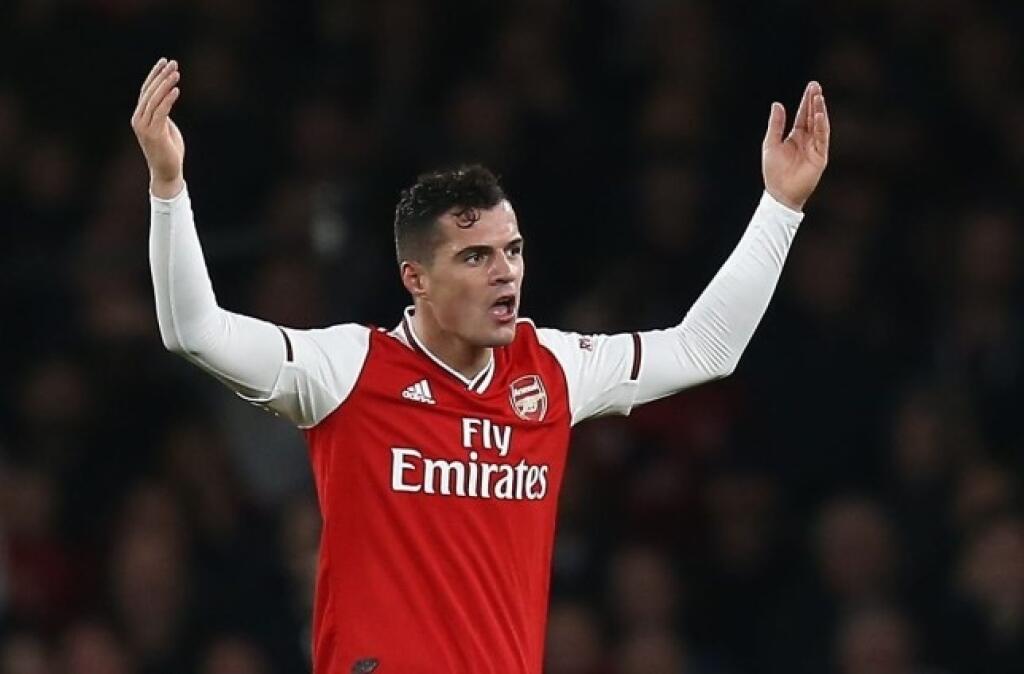 Švajčiarsky futbalista Granit Xhaka mieri späť do Nemecka.
