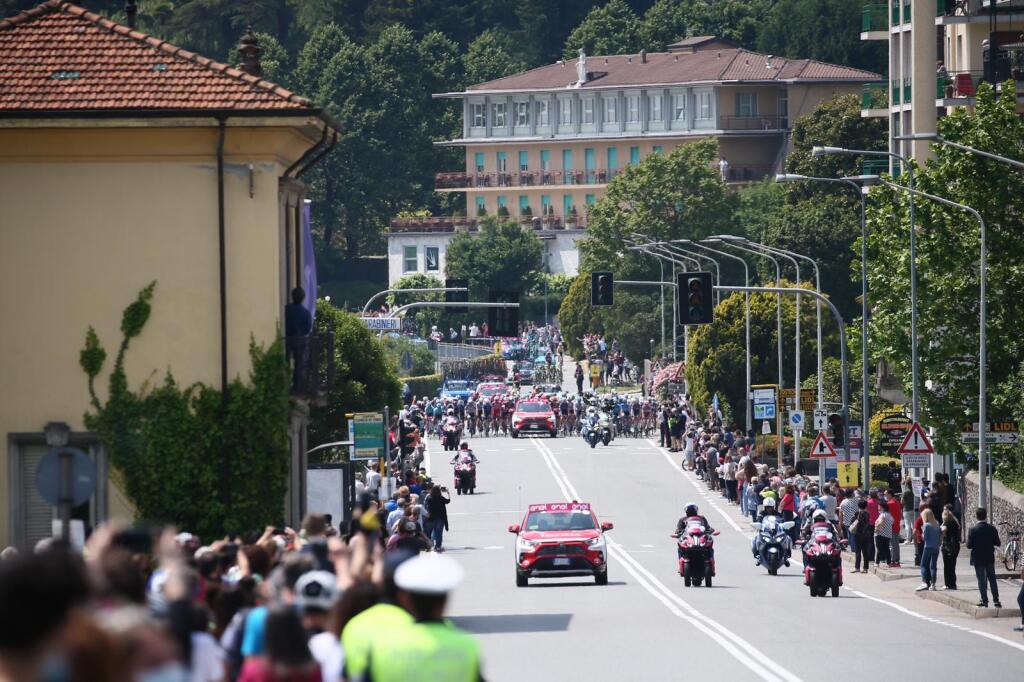 Štart 20. etapy Giro d´Italia vyvolal v mestečku Verbania-Valle Spluga ošiaľ. Stovky fanúšikov vyprevádzali cyklistov na 164-kilometrovú trať.