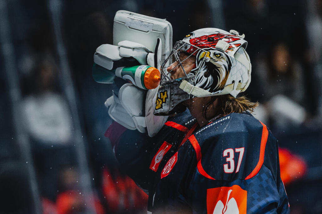 Na snímke Kristers Gudlevskis (Slovan) počas zápasu F skupiny Champions hockey league medzi HC Slovan Bratislava a Oceláři Třinec.