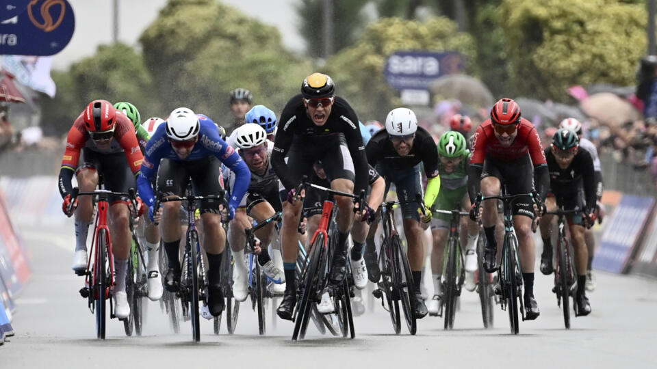 JB 20 Salerno - Austrálsky cyklista Kaden Groves (uprostred) v záverečnom špurte k víťazstvu po tom, ako triumfoval v 5. etape cyklistických pretekov Giro d´Italia, ktorá viedla z Atripaldy do Salerna, dlhej 171 km v talianskom meste Salerno 10. mája 2023. FOTO TASR/AP
Australia's Kaden Groves, center, sprints to win the fifth stage of the Giro d'Italia cycling race from from Atripalda to Salerno, Italy, Wednesday, May 10, 2023, moments before Britain's Mark Cavendish, seen behind, crashes. (Ma