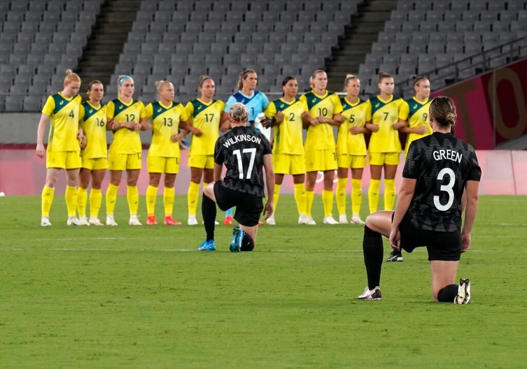Na futbalových zápasoch v Tokiu už pokľakli viaceré reprezentácie.