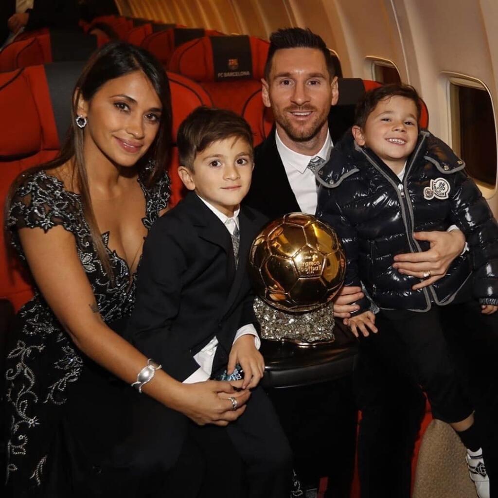 Lionel Messi prišiel na galavečer s rodinkou. Okrem synov pútala pozornosť jeho manželka Antonella, ktorá predviedla už tradične bujný dekolt.