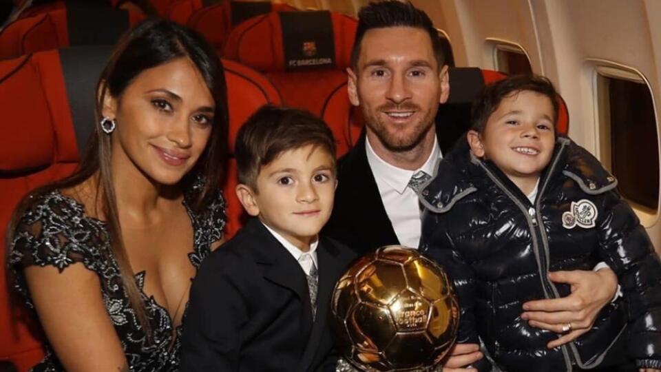 Lionel Messi prišiel na galavečer s rodinkou. Okrem synov pútala pozornosť jeho manželka Antonella, ktorá predviedla už tradične bujný dekolt.