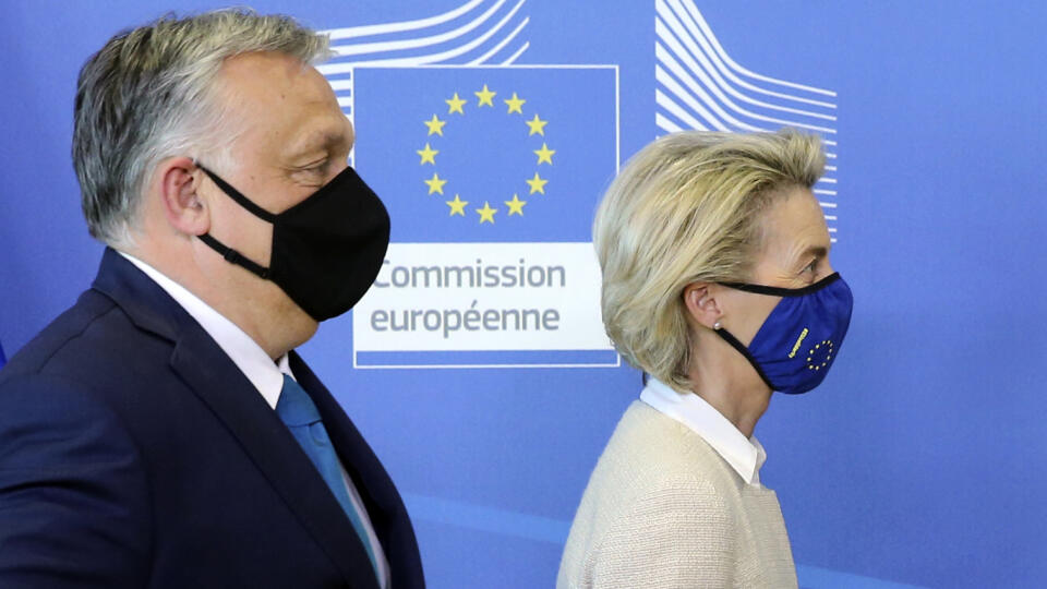 KK48 Brusel - Maďarský premiér Viktor Orbán a predsedníčka Európskej komisie Ursula von der Leyenová pred stretnutím v sídle Európskej únie v Bruseli 23. apríla 2021. FOTO TASR/AP
Hungarian Prime Minister Viktor Orban, left, walks with European Commission President Ursula von der Leyen prior to a meeting at EU headquarters in Brussels, Friday, April 23, 2021. (Francois Walschaerts, Pool via AP)