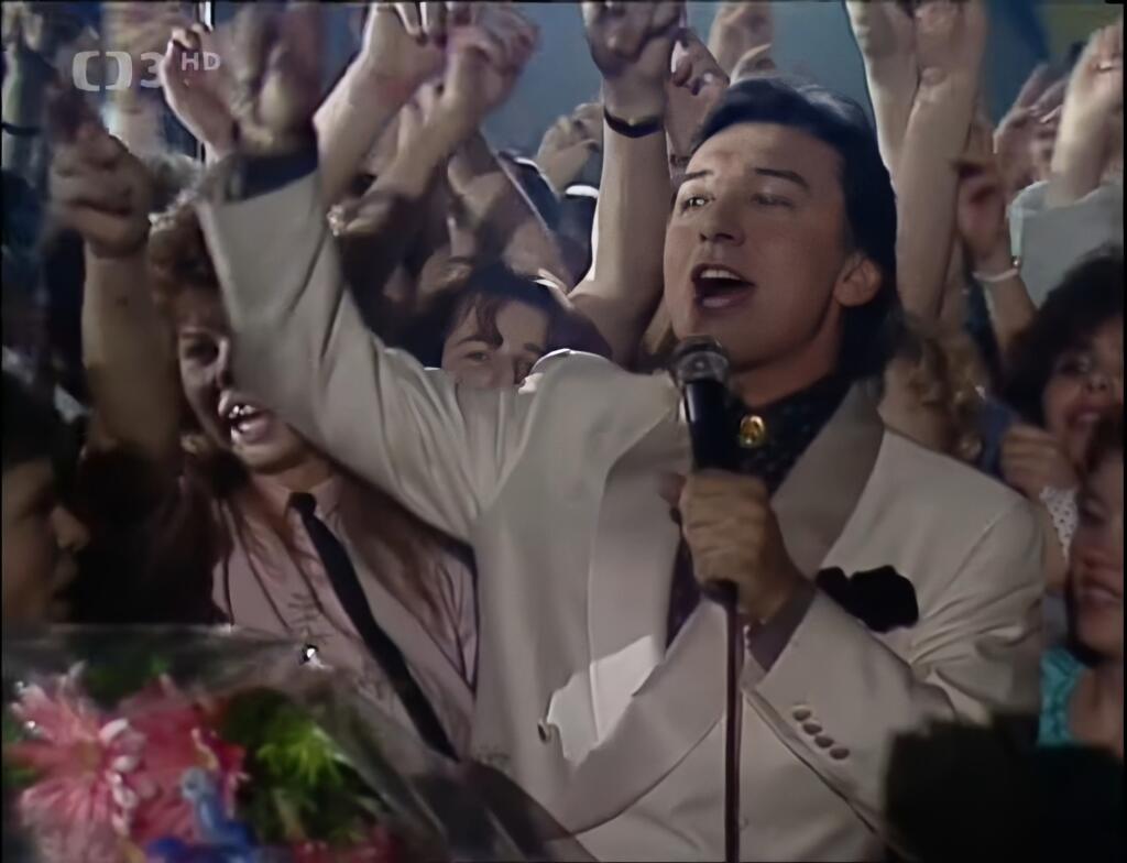 Fenomenálny Karel Gott bol podľa publikácie s názvom Gott – Československý príbeh, prísnym strážcom informácii o svojom živote. Neraz si ho vraj prikrášľoval nepravdivými, či skreslenými skutočnosťami.