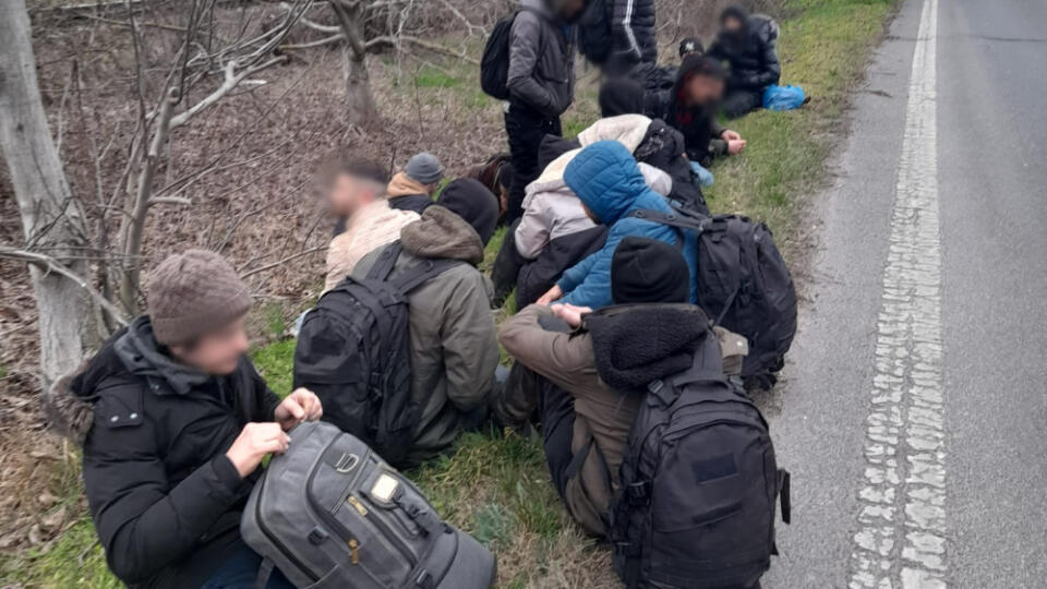 Polícia zadržala v nedeľu skoro ráno v Bratislave 21 migrantov zo Sýrie. Malo ísť o šesť detí a dospelých mužov.