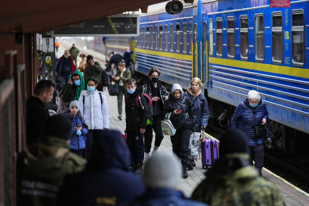 WA 50 Przemyšl - Ľudia, ktorí utekajú pred vojnovým konfliktom zo susednej  Ukrajiny, vystupujú z vlaku na železničnej stanici v poľskom meste Przemyšl v piatok 25. februára 2022. Ruský prezident Vladimir Putin vo štvrtok v skorých ranných hodinách oznámil, že spúšťa rozsiahlu vojenskú operáciu na Ukrajine. Ruské jednotky zaútočili na viacerých miestach na ukrajinskom území. FOTO TASR/AP    

People fleeing the conflict from neighboring Ukraine arrive to Przemysl train station in Przemysl, Polan