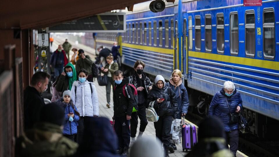 WA 50 Przemyšl - Ľudia, ktorí utekajú pred vojnovým konfliktom zo susednej Ukrajiny, vystupujú z vlaku na železničnej stanici v poľskom meste Przemyšl v piatok 25. februára 2022. Ruský prezident Vladimir Putin vo štvrtok v skorých ranných hodinách oznámil, že spúšťa rozsiahlu vojenskú operáciu na Ukrajine. Ruské jednotky zaútočili na viacerých miestach na ukrajinskom území. FOTO TASR/AP
People fleeing the conflict from neighboring Ukraine arrive to Przemysl train station in Przemysl, Polan
