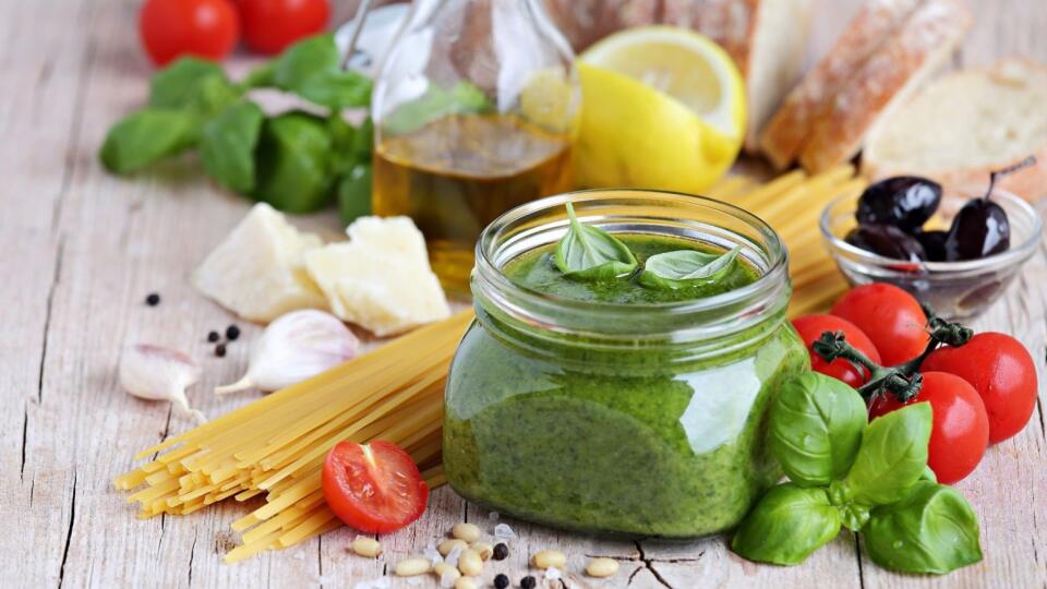 Zostala vám na záhone ešte BAZALKA? Pripravte si jednoduché PESTO!