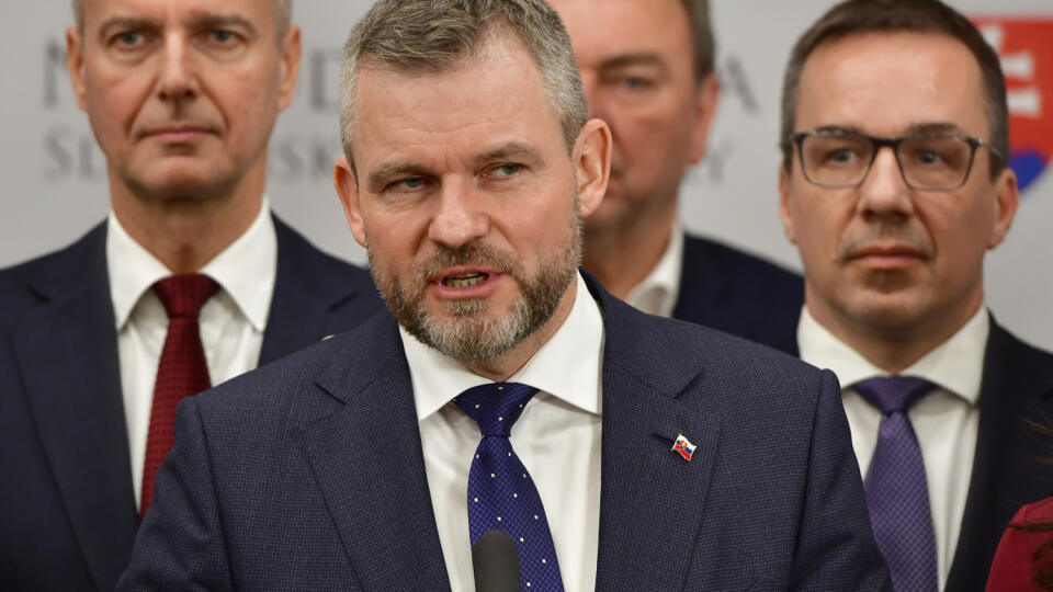 Na snímke v popredí predseda strany Hlas-SD Peter Pellegrini počas tlačovej konferencie Hlas-SD po vyslovení nedôvery vláde Eduarda Hegera (OĽANO) vo štvrtok 15. decembra 2022. Národná rada (NR) SR vo štvrtok vyslovila nedôveru vláde Eduarda Hegera. Za jej pád hlasovalo 78 poslancov. Vláda bude ďalej fungovať v demisii s obmedzenými právomocami. FOTO TASR - Jaroslav Novák