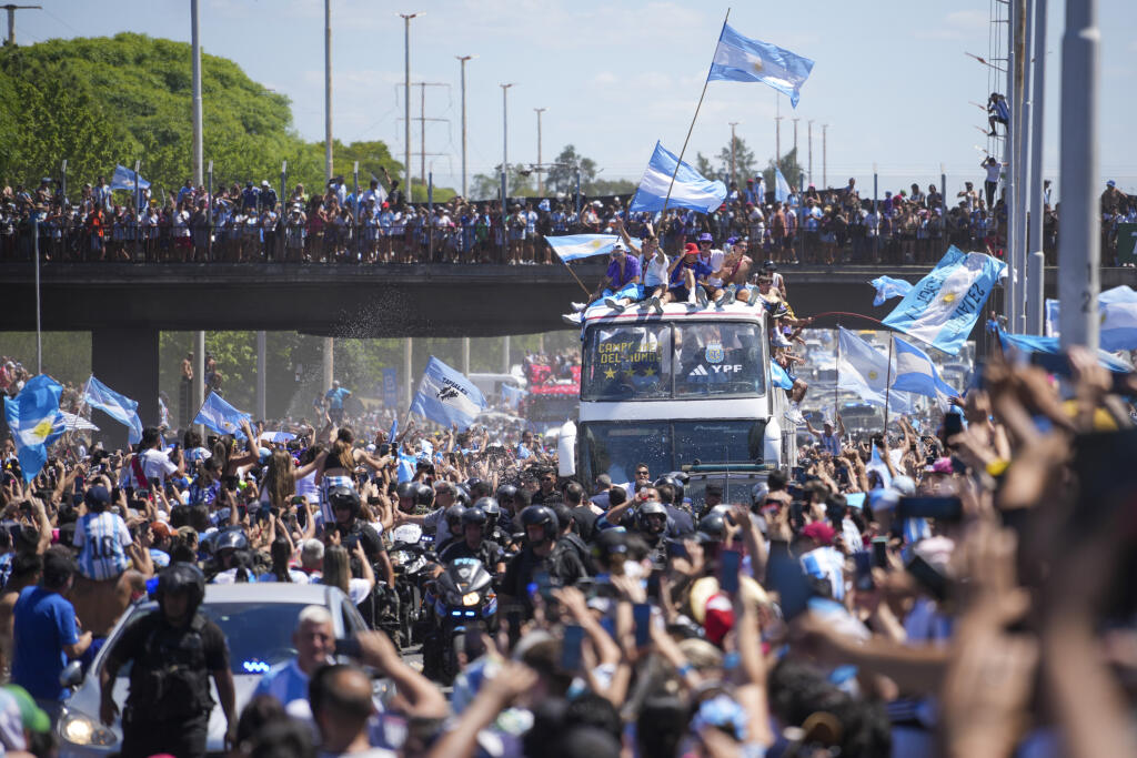 Ako informovali médiá, argentínskych majstrov sveta vítalo v uliciach Buenos Aires až päť miliónov fanúšikov. Mnohí z nich to svojou eufóriou preháňali...