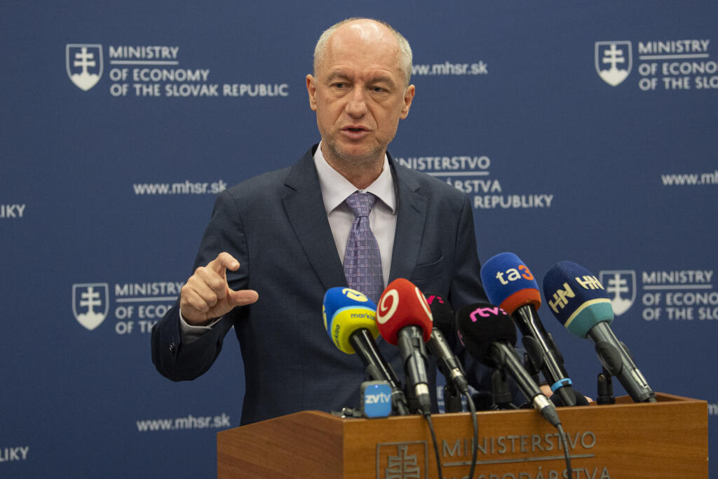 Na snímke minister hospodárstva Karol Hirman počas tlačovej konferencie k prelomovej dohode na zasadnutí Rady pre dopravu, telekomunikácie a energetiku, vyjadrenie k zmluve so Slovenskými elektrárňami a pomoc s energiami na rok 2023. V Bratislave, 21. decembra 2022. FOTO TASR - Michal Svítok