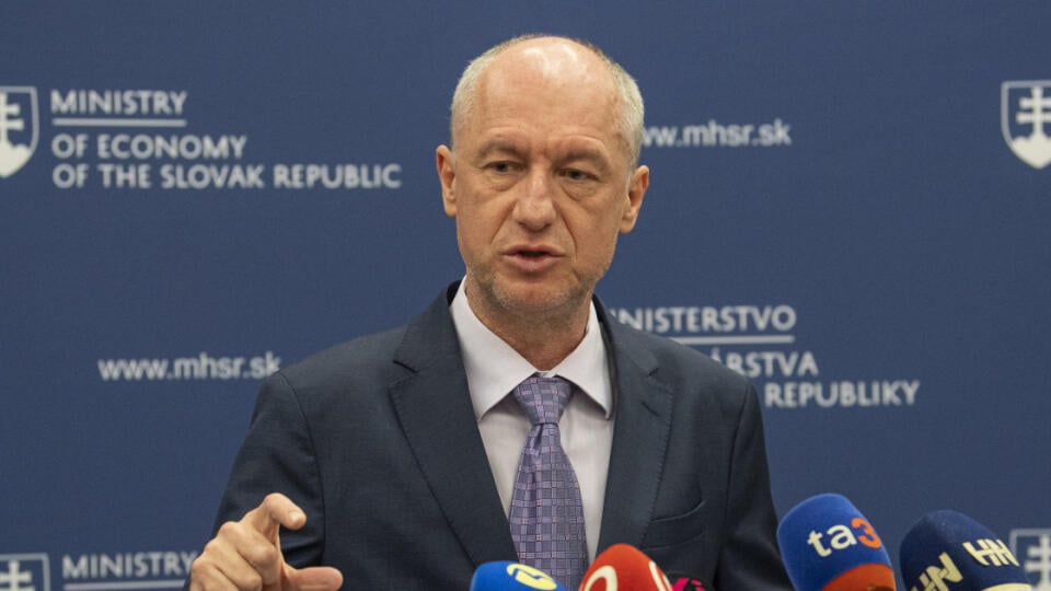 Na snímke minister hospodárstva Karol Hirman počas tlačovej konferencie k prelomovej dohode na zasadnutí Rady pre dopravu, telekomunikácie a energetiku, vyjadrenie k zmluve so Slovenskými elektrárňami a pomoc s energiami na rok 2023. V Bratislave, 21. decembra 2022. FOTO TASR - Michal Svítok