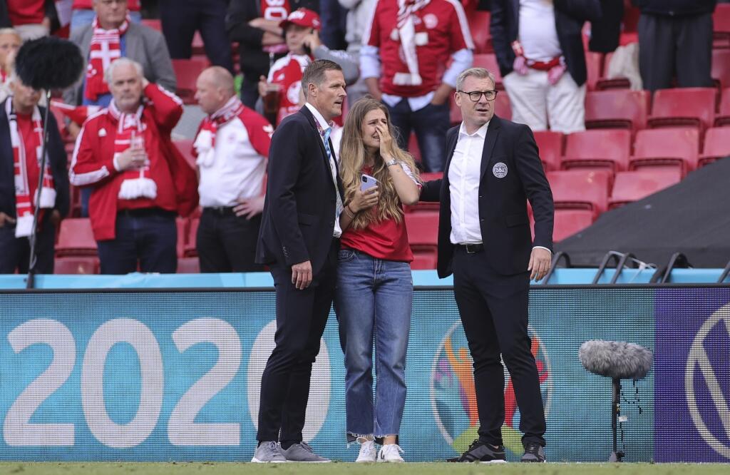 Sabrina Kvistová (uprostred), manželka dánskeho futbalistu Christiana Eriksena, plače po tom, čo jej manžel skolaboval počas zápasu základnej B-skupiny Dánsko - Fínsko na európskom šampionáte v Kodani v sobotu 12. júna 2021.