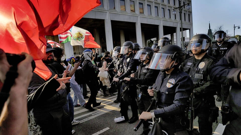 WA 19 Los Angeles - Policajti zasahujú počas protestu v centre Los Angeles v pondelok 9. júna 2025. Americký prezident Donald Trump v noci na utorok povolil vyslanie ďalších 2000 príslušníkov Národnej gardy do Los Angeles na potlačenie protestov, uviedol hovorca Pentagónu Sean Parnell. TASR o tom informuje podľa správ agentúr AP a AFP a stanice CNN. „Na príkaz prezidenta ministerstvo obrany mobilizuje ďalších 2000 príslušníkov Kalifornskej Národnej gardy, ktorí budú povolaní do federálnej služby
