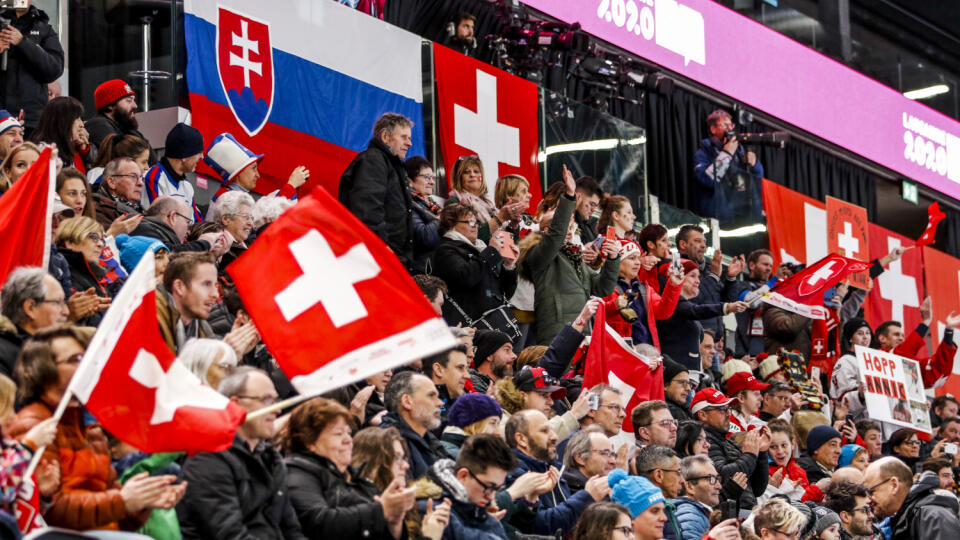 Na snímke fanúšikovia na štadióne v zápase o 3. miesto v hokeji žien Švajčiarsko – Slovensko na zimných olympijských hrách mládeže (ZOHM) vo švajčiarskom Lausanne 21. januára 2020. FOTO TASR/SOŠV - Andrej Galica